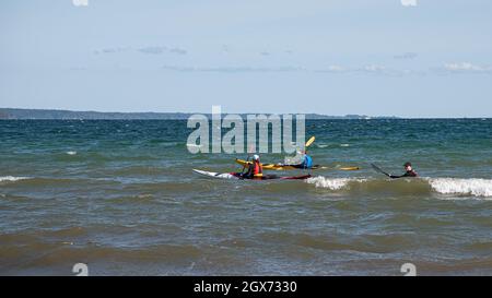 Una squadra di pedalatori sull'oceano con onde alte, Vejle, Danimarca, 31 agosto 2021 Foto Stock