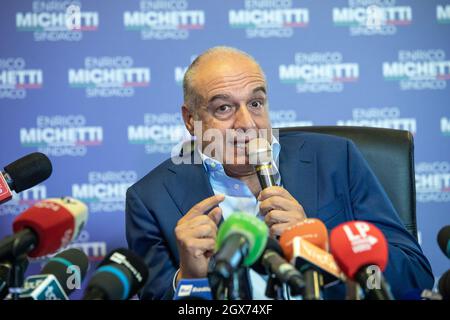 Roma, Italia. 4 ottobre 2021. Enrico Michetti, candidato al Sindaco di Roma per la coalizione di centro-destra, commenta i risultati delle elezioni durante una conferenza stampa presso la sede della sua commissione elettorale. Credit: Cosimo Martemucci/Alamy Live News Foto Stock