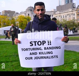 Manchester, Regno Unito, 4 ottobre 2021. La protesta della comunità curda di Manchester a Piccadilly Gardens, Manchester, Regno Unito, chiede la fine degli omicidi dei giornalisti curdi. Credit: Terry Waller/Alamy Live News Foto Stock