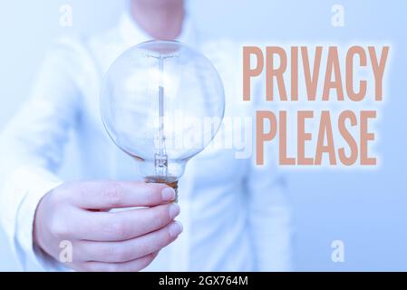 Privacy didascalia concettuale per favore. Parola scritta sul chiedere a qualcuno di rispettare il vostro spazio personale lasciare da sola Signora in vestito business tenendo lampada Foto Stock