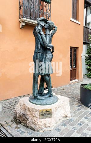 La statua in bronzo del "bacio" raffigurante un soldato alpino e una giovane donna, vicino al ponte degli Alpini, a Bassano del Grappa, Veneto, Italia Foto Stock