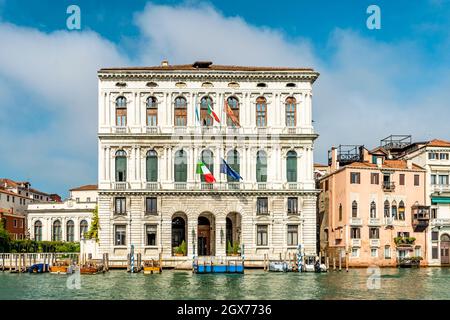 Palazzo Corner della Ca' Granda, detto Palazzo Cornaro, palazzo in stile rinascimentale affacciato sul Canal Grande, sede della provincia di Venezia Foto Stock