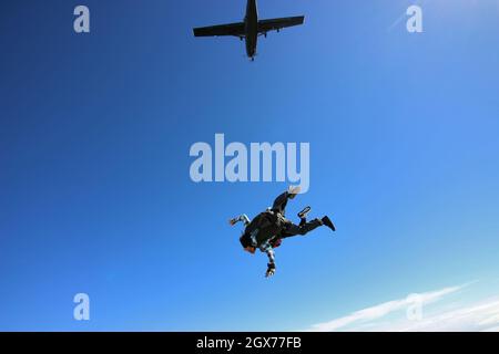 Salto in paracadute tandem. Bella donna brasiliana. Foto Stock