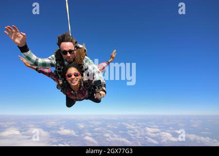 Salto in paracadute tandem. Bella donna brasiliana. Foto Stock