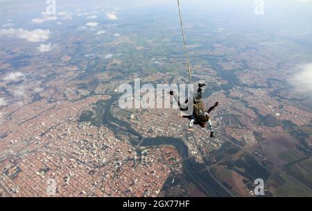 Salto in paracadute tandem. Bella donna brasiliana. Foto Stock