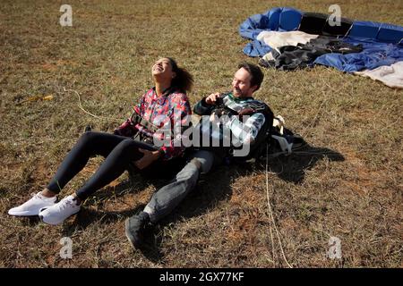 Salto in paracadute tandem. Bella donna brasiliana. Foto Stock