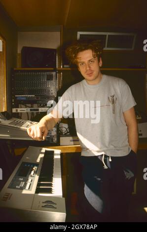 Il musicista inglese Simon Raymonde, bassista e tastierista con i Twins Cocteau, raffigurato nello studio di registrazione West London nel 1989. Foto Stock