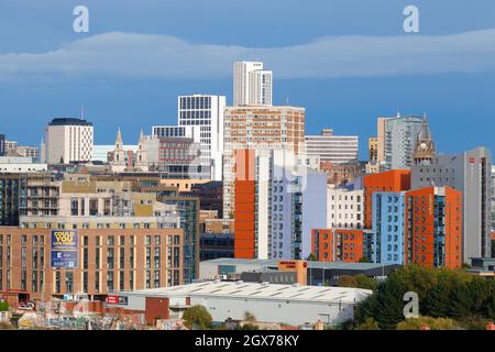 Centro di Leeds. L'edificio piu' alto dello Yorkshire, l'alloggio per studenti 'Altus House', puo' essere visto sul retro e il Municipio di Leeds sulla destra. Foto Stock