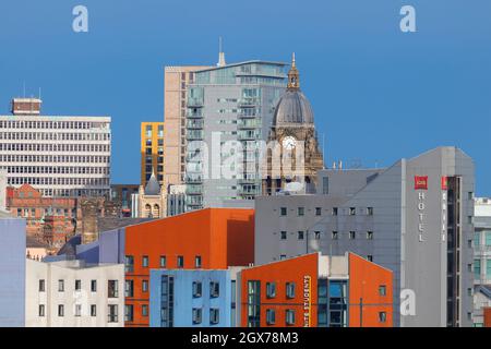 Il Municipio di Leeds si trova nel centro di Leeds & K2, edificio di appartamenti Foto Stock