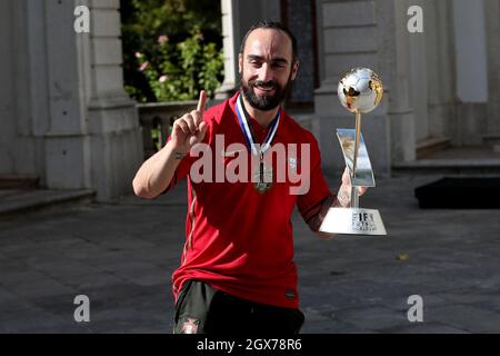 Lisbona, Portogallo. 4 ottobre 2021. Il capitano portoghese Ricardinho si presenta con il trofeo FIFA Futsal World Cup 2021 durante una cerimonia di benvenuto per la squadra nazionale Futsal, al Palazzo Belem di Lisbona, Portogallo, il 4 ottobre 2021. Il Portogallo ha vinto il trofeo FIFA Futsal World Cup 2021 dopo aver sconfitto l'Argentina (2-1) il 03 ottobre a Kaunas, Lituania. (Credit Image: © Pedro Fiuza/ZUMA Press Wire) Foto Stock