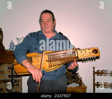 Musicista che suona una nyckelharpa, Foto Stock
