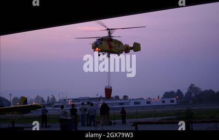 Braga, Regione di Norte, Portogallo. Aprile 21, 2009. Un elicottero russo Kamov-32 del governo portoghese decade dall'Aerodromo di Braga per Foto Stock
