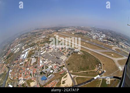 Vista aerea di Lisbona da un elicottero con obiettivo fish eye Foto Stock