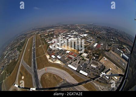 Vista aerea di Lisbona da un elicottero con obiettivo fish eye Foto Stock