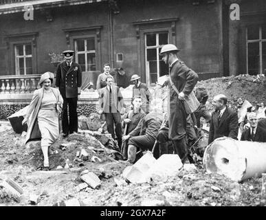 Re Giorgio VI e la Regina Elisabetta (la Regina Madre) che guardano i danni a Buckingham Palace durante il London Blitz nel 1940 Foto Stock