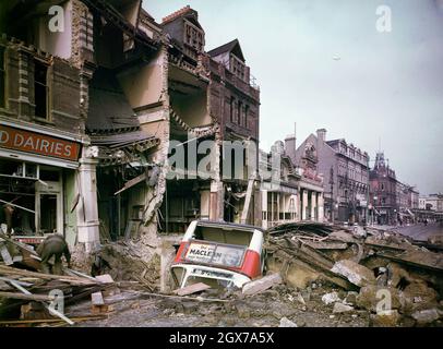 Un autobus si trova in un grande cratere a Balham, Londra, la mattina dopo un raid aereo tedesco il 15 ottobre 1940. Una bomba è esplosa sulla strada principale di Balham, distruggendo parte della stazione della metropolitana sottostante. Foto Stock