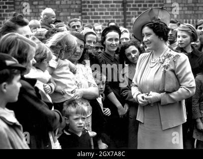 La Regina Elisabetta la Regina Madre parla ai residenti di una zona bombardata di Londra il 11 settembre 1940. Foto Stock