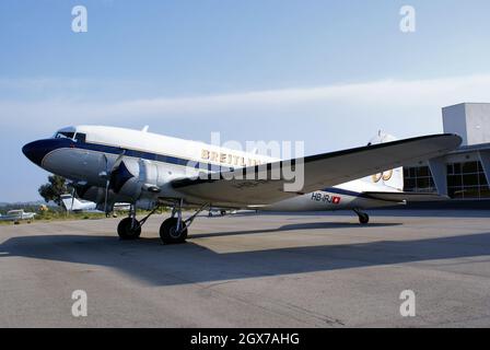 Settembre 13, 2009. Porto, Portogallo. Breitling Douglas DC-3 (HB-IRJ) aereo passeggeri che vola nella gara d'aria Red Bull. Foto Stock