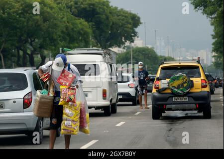 Ottobre 20, 2020. São Paulo, SP, Brasile. Punto di vista all'interno dell'auto di venditori ambulanti nel traffico intenso di auto, su Avenida Tiradentes in São P. Foto Stock