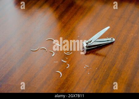 Taglio delle unghie. Tagliaunghie con chiodi. La bellezza della mano. Utensile per manicure e pedicure. Foto Stock