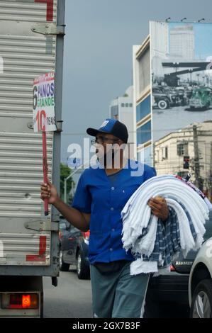 Ottobre 20, 2020. São Paulo, SP, Brasile. Punto di vista all'interno dell'auto di venditori ambulanti nel traffico intenso di auto, su Avenida Tiradentes in São P. Foto Stock