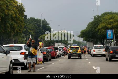 Ottobre 20, 2020. São Paulo, SP, Brasile. Punto di vista all'interno dell'auto di venditori ambulanti nel traffico intenso di auto, su Avenida Tiradentes in São P. Foto Stock