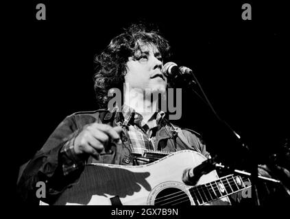 Il cantante folk americano Arlo Guthrie si esibisce a Londra nel 1981. Foto Stock