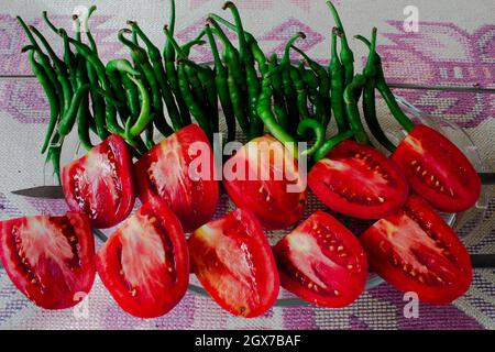 Verdure preparate per grigliare. L'opzione vegana della griglia è inoltre un'opzione per la gente. Foto Stock