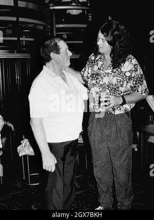 Jim Marshall, OBE con il cantante Ian Gillan in una funzione privata a Londra, 1988. Foto Stock