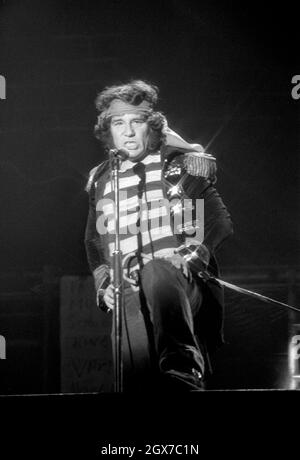 Il cantante e musicista scozzese Alex Harvey ha suonato al Reading Rock Festival, Inghilterra, nell'agosto 1977. Foto Stock