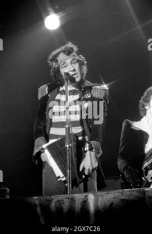 Il cantante e musicista scozzese Alex Harvey ha suonato al Reading Rock Festival, Inghilterra, nell'agosto 1977. Foto Stock