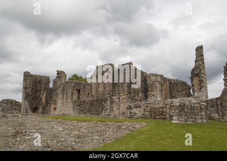Rovine del famoso castello medievale di Kildrummy contro un cielo nuvoloso Foto Stock