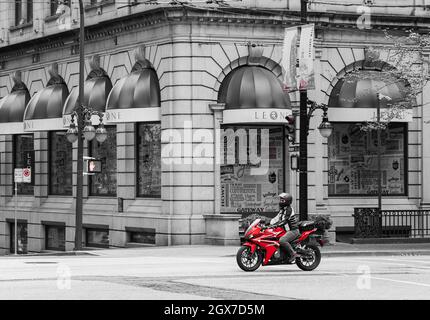 Biker su una moto rossa in una strada di Vancouver, BC, Canada-Agosto 15,2021. Vista sulla strada, foto di viaggio, foto di concetto sport motobike. Foto Stock