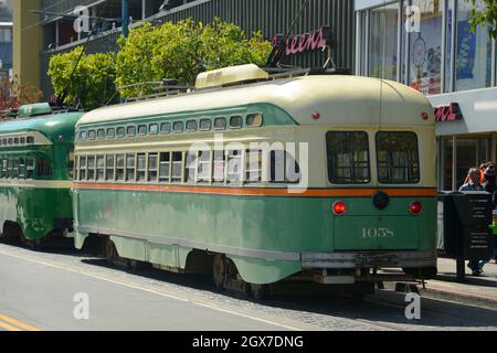 F-line Antique PCC streetcar No.1058 Chicago in Fisherman's Wharf, città di San Francisco, California CA, Stati Uniti. Foto Stock