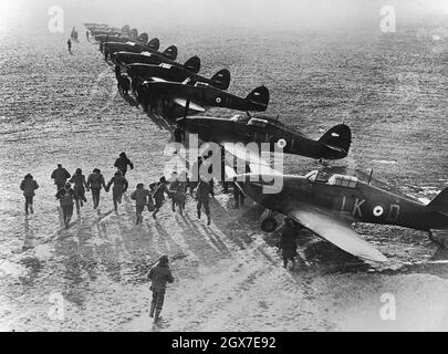 Piloti da caccia del No. 87 Squadron 'cramble' durante la battaglia della Gran Bretagna nel 1940. Foto Stock