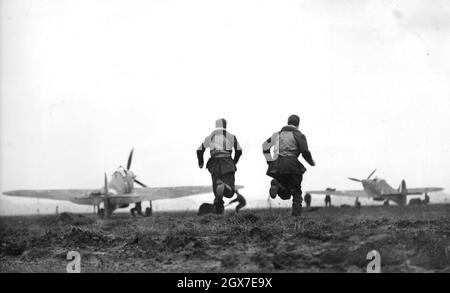 I piloti dei combattenti 'scrambling' durante la Battaglia di Gran Bretagna nel 1940. Foto Stock