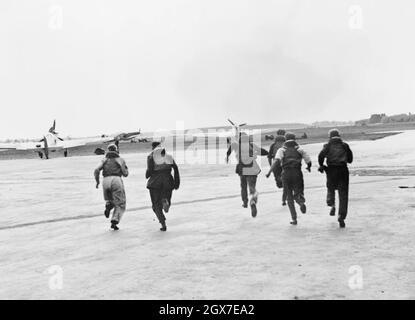 I piloti dei combattenti 'scrambling' durante la Battaglia di Gran Bretagna nel 1940. Foto Stock