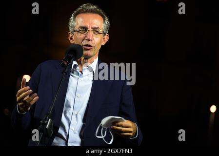 Napoli, Italia. 4 ottobre 2021. Gaetano Manfredi, nuovo Sindaco di Napoli, celebra con i suoi sostenitori sotto Palazzo San Giacomo, sede del comune di Napoli, dopo di che la sua coalizione elettorale di sinistra ha vinto le elezioni amministrative. (Foto di Pasquale Gargano/Pacific Press) Credit: Pacific Press Media Production Corp./Alamy Live News Foto Stock