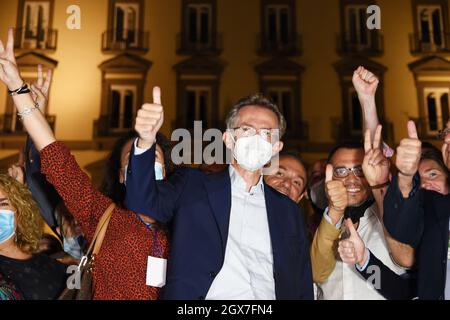 Napoli, Italia. 4 ottobre 2021. Gaetano Manfredi, nuovo Sindaco di Napoli, celebra con i suoi sostenitori sotto Palazzo San Giacomo, sede del comune di Napoli, dopo di che la sua coalizione elettorale di sinistra ha vinto le elezioni amministrative. (Foto di Pasquale Gargano/Pacific Press) Credit: Pacific Press Media Production Corp./Alamy Live News Foto Stock