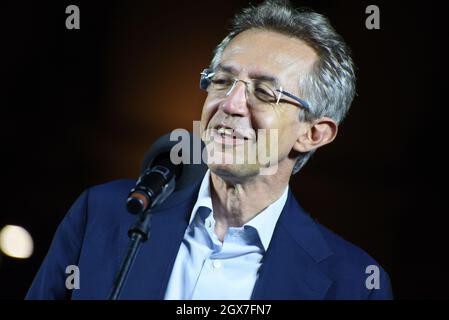 Napoli, Italia. 4 ottobre 2021. Gaetano Manfredi, nuovo Sindaco di Napoli, celebra con i suoi sostenitori sotto Palazzo San Giacomo, sede del comune di Napoli, dopo di che la sua coalizione elettorale di sinistra ha vinto le elezioni amministrative. (Foto di Pasquale Gargano/Pacific Press) Credit: Pacific Press Media Production Corp./Alamy Live News Foto Stock