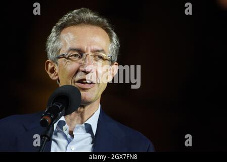 Napoli, Italia. 4 ottobre 2021. Gaetano Manfredi, nuovo Sindaco di Napoli, celebra con i suoi sostenitori sotto Palazzo San Giacomo, sede del comune di Napoli, dopo di che la sua coalizione elettorale di sinistra ha vinto le elezioni amministrative. (Foto di Pasquale Gargano/Pacific Press) Credit: Pacific Press Media Production Corp./Alamy Live News Foto Stock