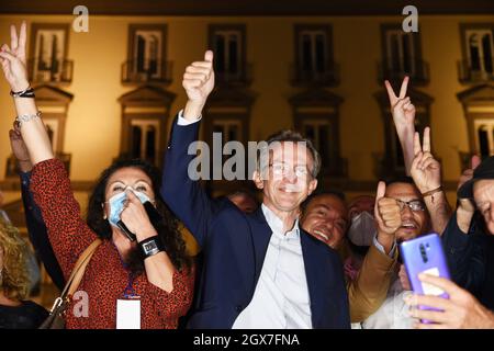 Napoli, Italia. 4 ottobre 2021. Gaetano Manfredi, nuovo Sindaco di Napoli, celebra con i suoi sostenitori sotto Palazzo San Giacomo, sede del comune di Napoli, dopo di che la sua coalizione elettorale di sinistra ha vinto le elezioni amministrative. (Foto di Pasquale Gargano/Pacific Press) Credit: Pacific Press Media Production Corp./Alamy Live News Foto Stock