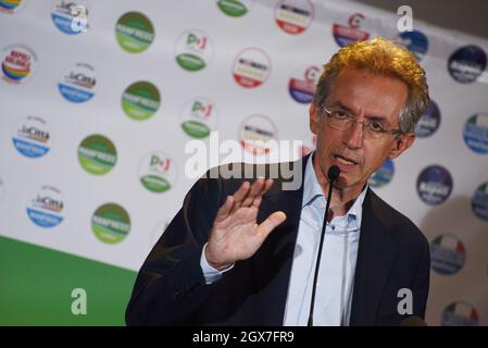 Napoli, Italia. 4 ottobre 2021. Gaetano Manfredi, nuovo Sindaco di Napoli, durante la conferenza stampa nel suo quartier principale, dopo di che la sua coalizione elettorale di sinistra ha vinto le elezioni amministrative. (Foto di Pasquale Gargano/Pacific Press) Credit: Pacific Press Media Production Corp./Alamy Live News Foto Stock