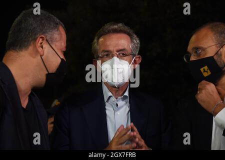 Napoli, Italia. 4 ottobre 2021. Gaetano Manfredi, nuovo Sindaco di Napoli, celebra con i suoi sostenitori sotto Palazzo San Giacomo, sede del comune di Napoli, dopo di che la sua coalizione elettorale di sinistra ha vinto le elezioni amministrative. (Foto di Pasquale Gargano/Pacific Press) Credit: Pacific Press Media Production Corp./Alamy Live News Foto Stock