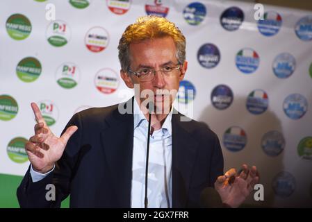 Napoli, Italia. 4 ottobre 2021. Gaetano Manfredi, nuovo Sindaco di Napoli, durante la conferenza stampa nel suo quartier principale, dopo di che la sua coalizione elettorale di sinistra ha vinto le elezioni amministrative. (Foto di Pasquale Gargano/Pacific Press) Credit: Pacific Press Media Production Corp./Alamy Live News Foto Stock