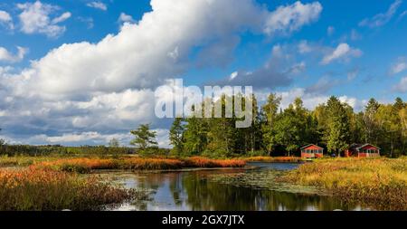 Lago Fishtrap in una splendida giornata autunnale nel Wisconsin settentrionale. Foto Stock