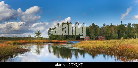 Lago Fishtrap in una splendida giornata autunnale nel Wisconsin settentrionale. Foto Stock