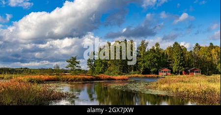 Lago Fishtrap in una splendida giornata autunnale nel Wisconsin settentrionale. Foto Stock