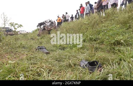 LAKHIMPUR KHERI, INDIA - 4 OTTOBRE: Uno dei SUV che presumibilmente correva sopra gli agricoltori e li ha uccisi, è stato messo in assalire da una folla arrabbiata a Tikunia il 4 ottobre 2021 a Lakhimpur Kheri, India. Il governo dell'Utttar Pradesh lunedì ha sospeso i servizi Internet e ha impedito ai politici di entrare in Tikonia a Lakhimpur Kheri, dove otto persone sono state uccise in un'escalation mortale di una manifestazione di un anno contro le controverse leggi agricole. I manifestanti hanno sostenuto che un'auto del convoglio del figlio del ministro dell'Unione Ajay Mishra Teni ha corso sui manifestanti. I quattro lavoratori del BJP sono stati Foto Stock