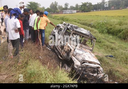 LAKHIMPUR KHERI, INDIA - 4 OTTOBRE: Uno dei SUV che presumibilmente correva sopra gli agricoltori e li ha uccisi, è stato messo in assalire da una folla arrabbiata a Tikunia il 4 ottobre 2021 a Lakhimpur Kheri, India. Il governo dell'Utttar Pradesh lunedì ha sospeso i servizi Internet e ha impedito ai politici di entrare in Tikonia a Lakhimpur Kheri, dove otto persone sono state uccise in un'escalation mortale di una manifestazione di un anno contro le controverse leggi agricole. I manifestanti hanno sostenuto che un'auto del convoglio del figlio del ministro dell'Unione Ajay Mishra Teni ha corso sui manifestanti. I quattro lavoratori del BJP sono stati Foto Stock